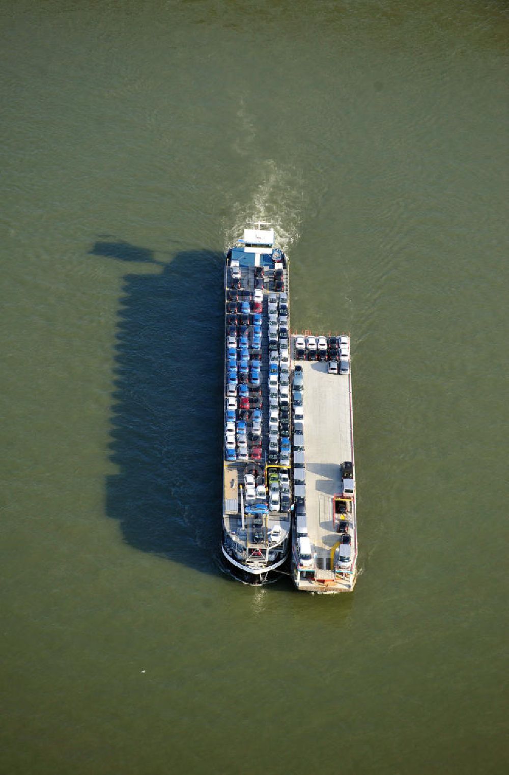 Köln von oben - Eine Fähre mit Autos der Marke Ford auf dem Rhein in Köln