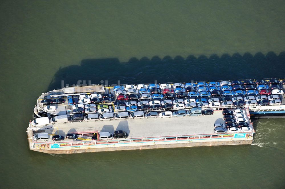 Köln aus der Vogelperspektive: Eine Fähre mit Autos der Marke Ford auf dem Rhein in Köln