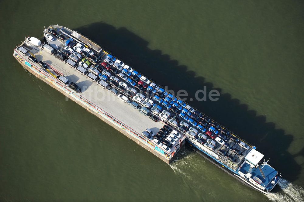 Luftaufnahme Köln - Eine Fähre mit Autos der Marke Ford auf dem Rhein in Köln