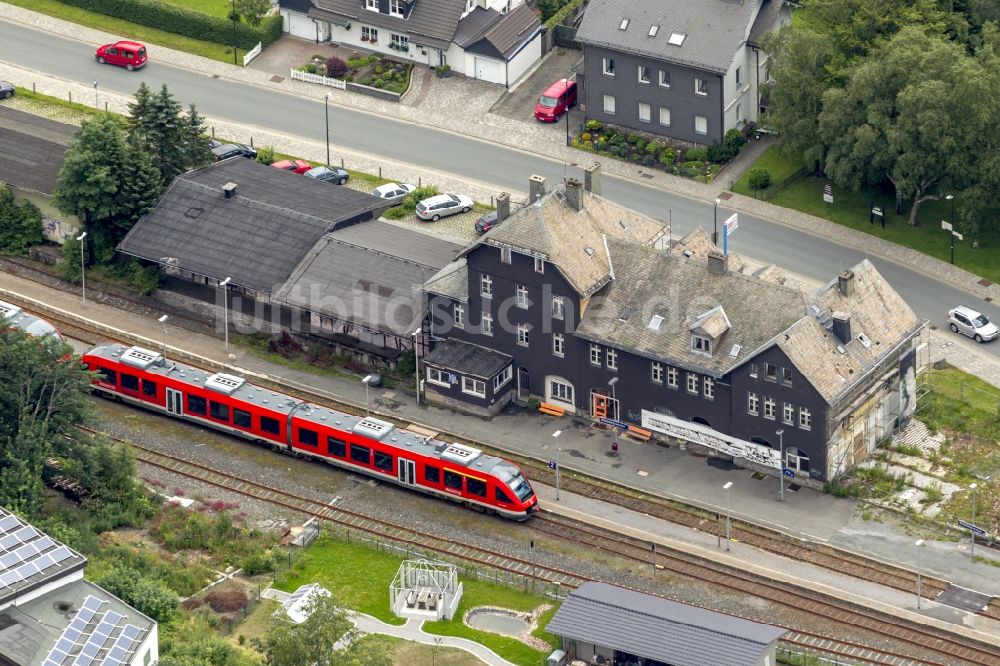 Winterberg aus der Vogelperspektive: Einfahrende Regionalbahn im Bahnhof von Winterberg im Bundesland Nordrhein-Westfalen