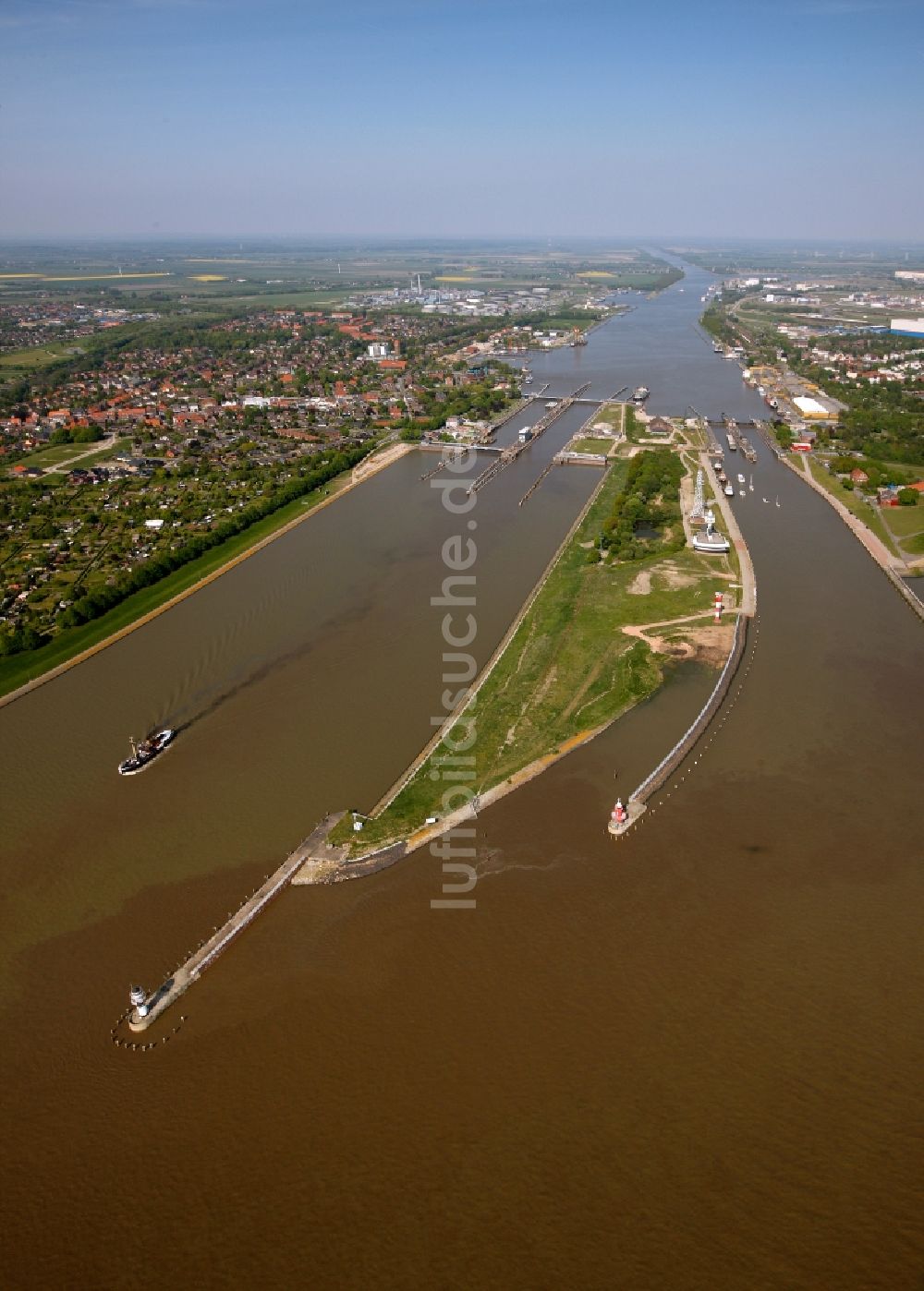 Brunsbüttel von oben - Einfahrt in den Nord - Ostsee - Kanal in Brunsbüttel im Bundesland Schleswig-Holstein