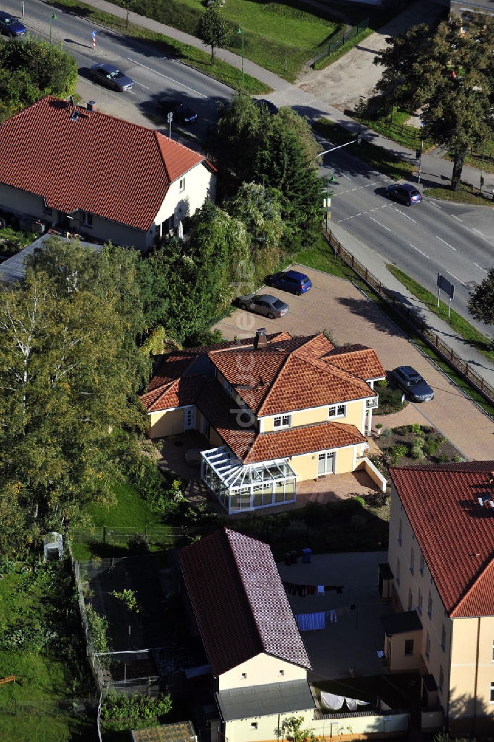 Werneuchen aus der Vogelperspektive: Einfamilien - Musterhaus der Firma CITY.BAUTEN an der Freienwalder Strasse in Werneuchen