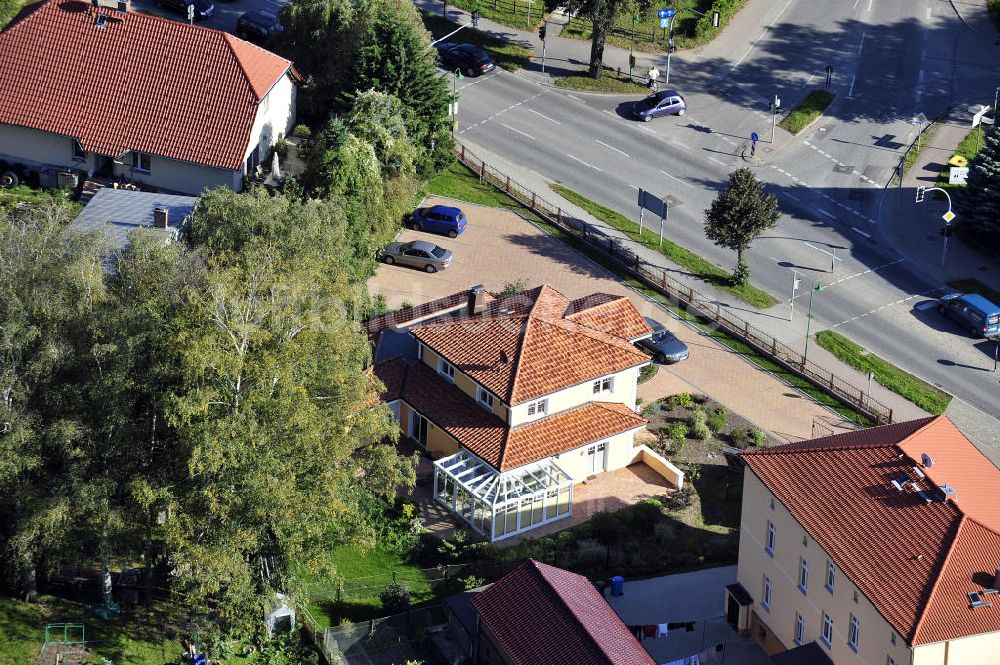 Werneuchen aus der Vogelperspektive: Einfamilien - Musterhaus der Firma CITY.BAUTEN an der Freienwalder Strasse in Werneuchen