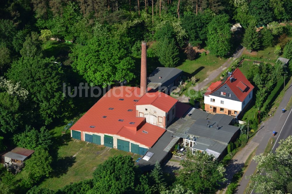 Roßdorf von oben - Einfamilienhaus und Fabriksgebäude an der Bundesstraße B1 in Roßdorf im Bundesland Sachsen-Anhalt