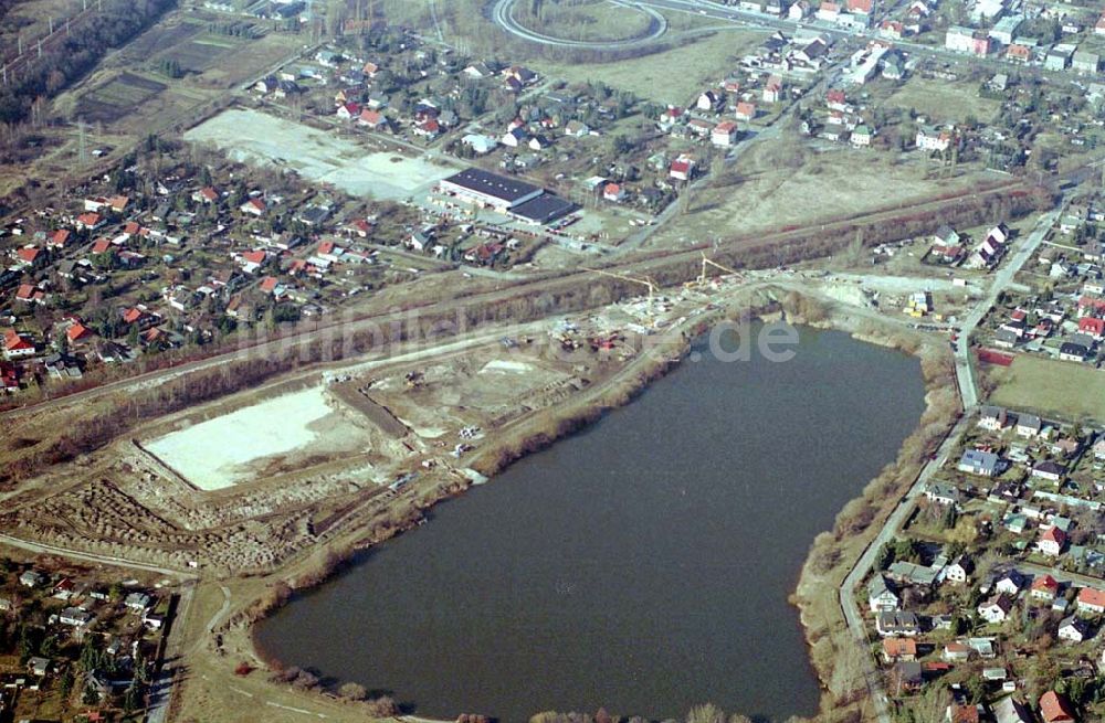 Luftbild Berlin-Biesdorf - Einfamilienhaus-Neubau am Bagger-See Biesdorf an der Bahnlinie