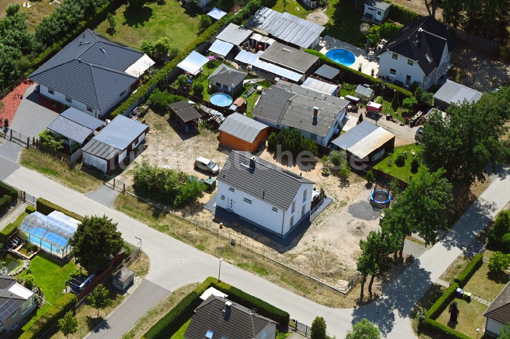 Vogelsdorf aus der Vogelperspektive: Einfamilienhaus- Neubau im Wohngebiet der Einfamilienhaus- Siedlung Heideweg Ecke Friedrich-Ebert-Straße in Vogelsdorf im Bundesland Brandenburg, Deutschland