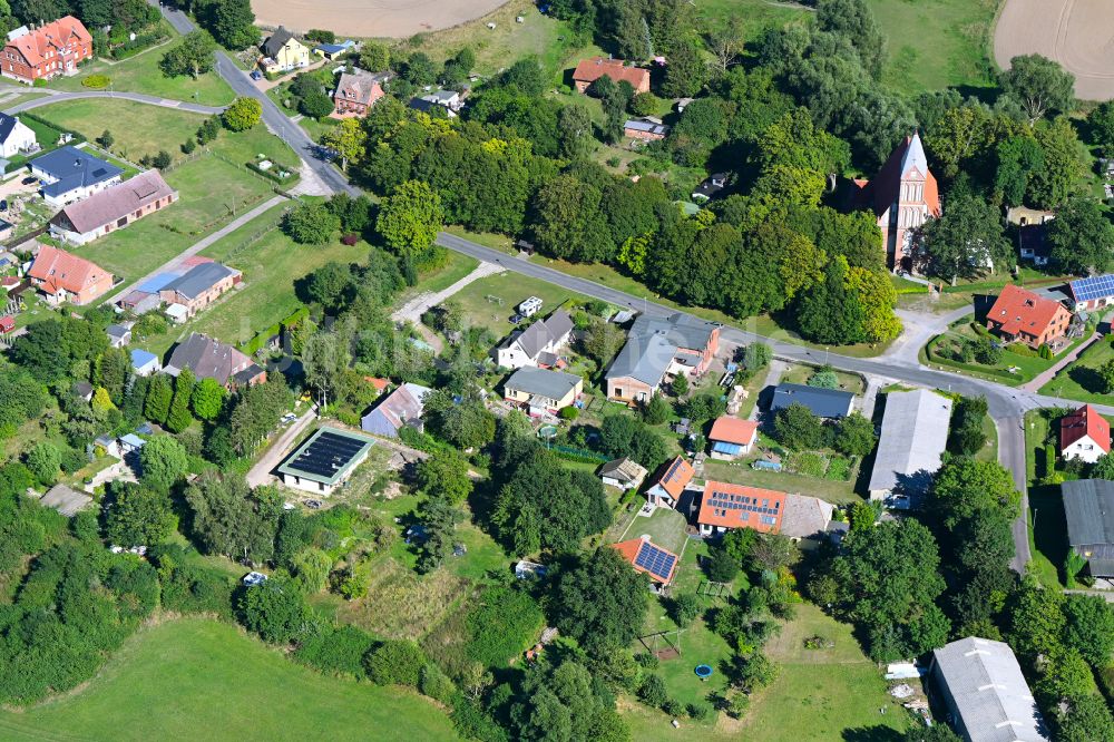 Kenz von oben - Einfamilienhaus- Neubau im Wohngebiet der Einfamilienhaus- Siedlung in Kenz im Bundesland Mecklenburg-Vorpommern, Deutschland