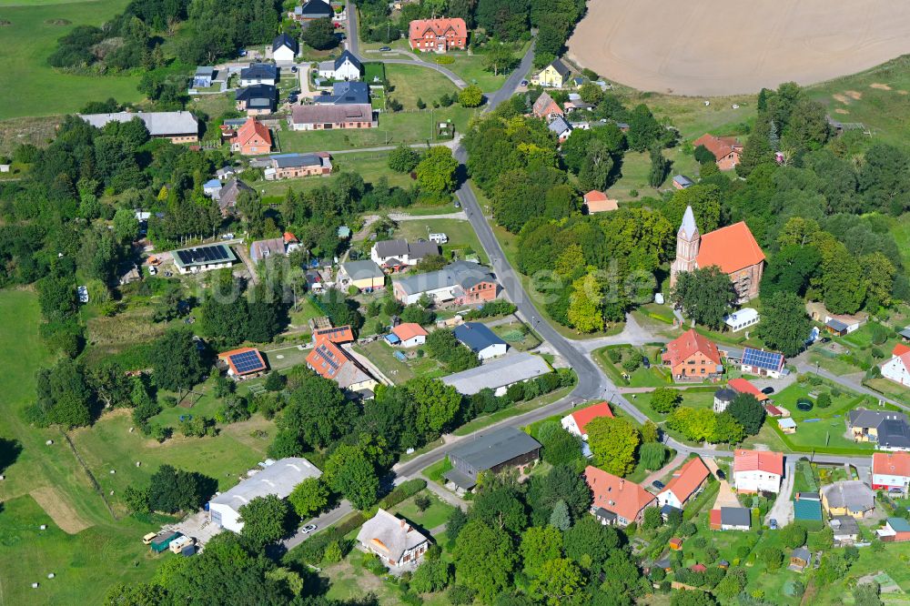 Kenz aus der Vogelperspektive: Einfamilienhaus- Neubau im Wohngebiet der Einfamilienhaus- Siedlung in Kenz im Bundesland Mecklenburg-Vorpommern, Deutschland