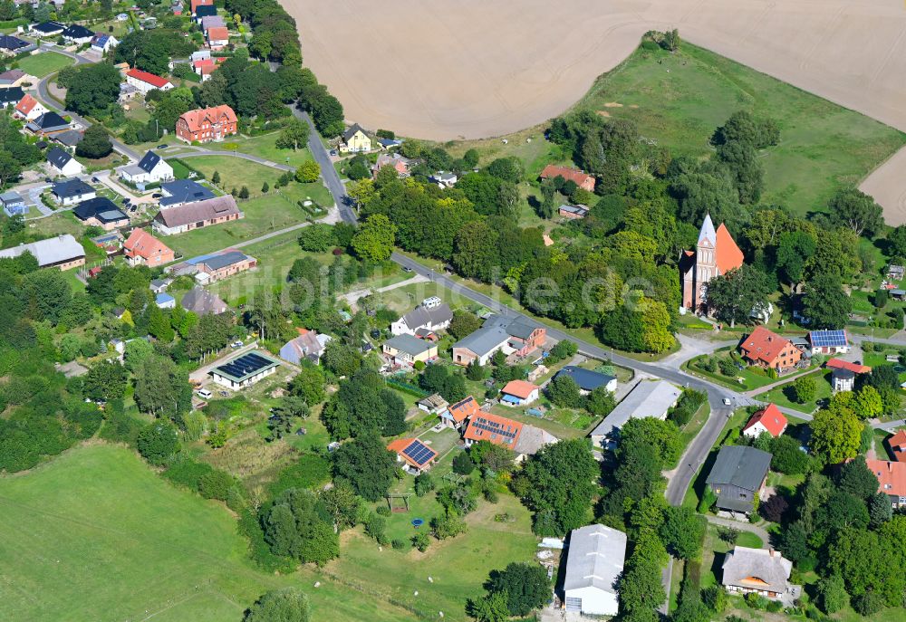 Kenz aus der Vogelperspektive: Einfamilienhaus- Neubau im Wohngebiet der Einfamilienhaus- Siedlung in Kenz im Bundesland Mecklenburg-Vorpommern, Deutschland