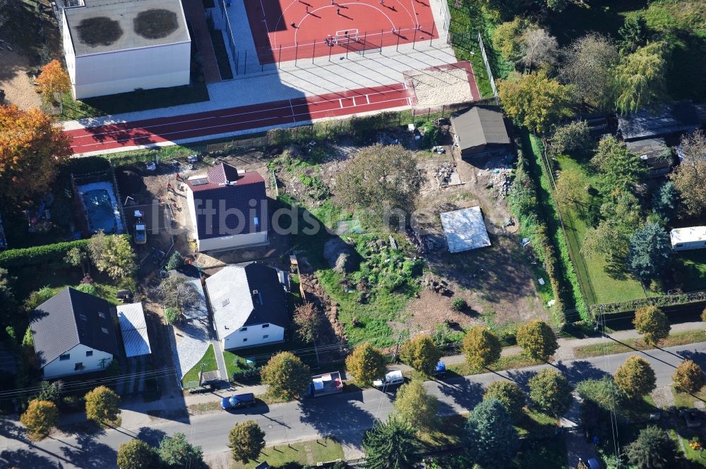 Berlin aus der Vogelperspektive: Einfamilienhaus- Neubau im Wohngebiet der Einfamilienhaus- Siedlung im Ortsteil Kaulsdorf in Berlin, Deutschland