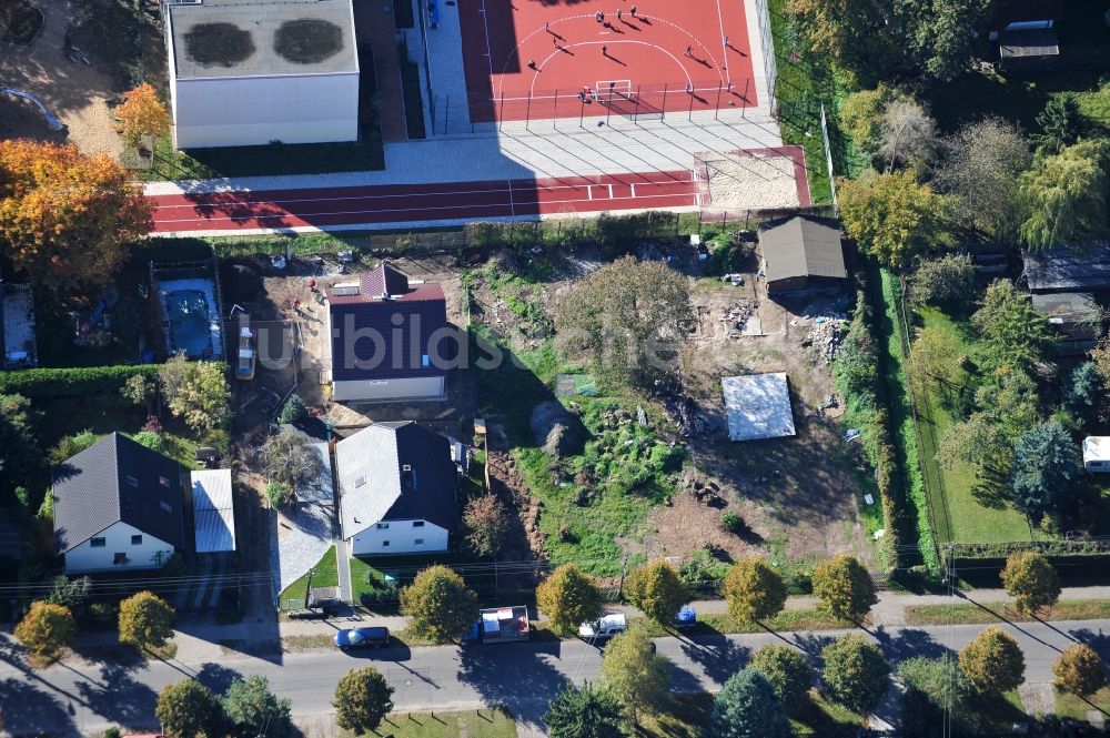 Luftbild Berlin - Einfamilienhaus- Neubau im Wohngebiet der Einfamilienhaus- Siedlung im Ortsteil Kaulsdorf in Berlin, Deutschland