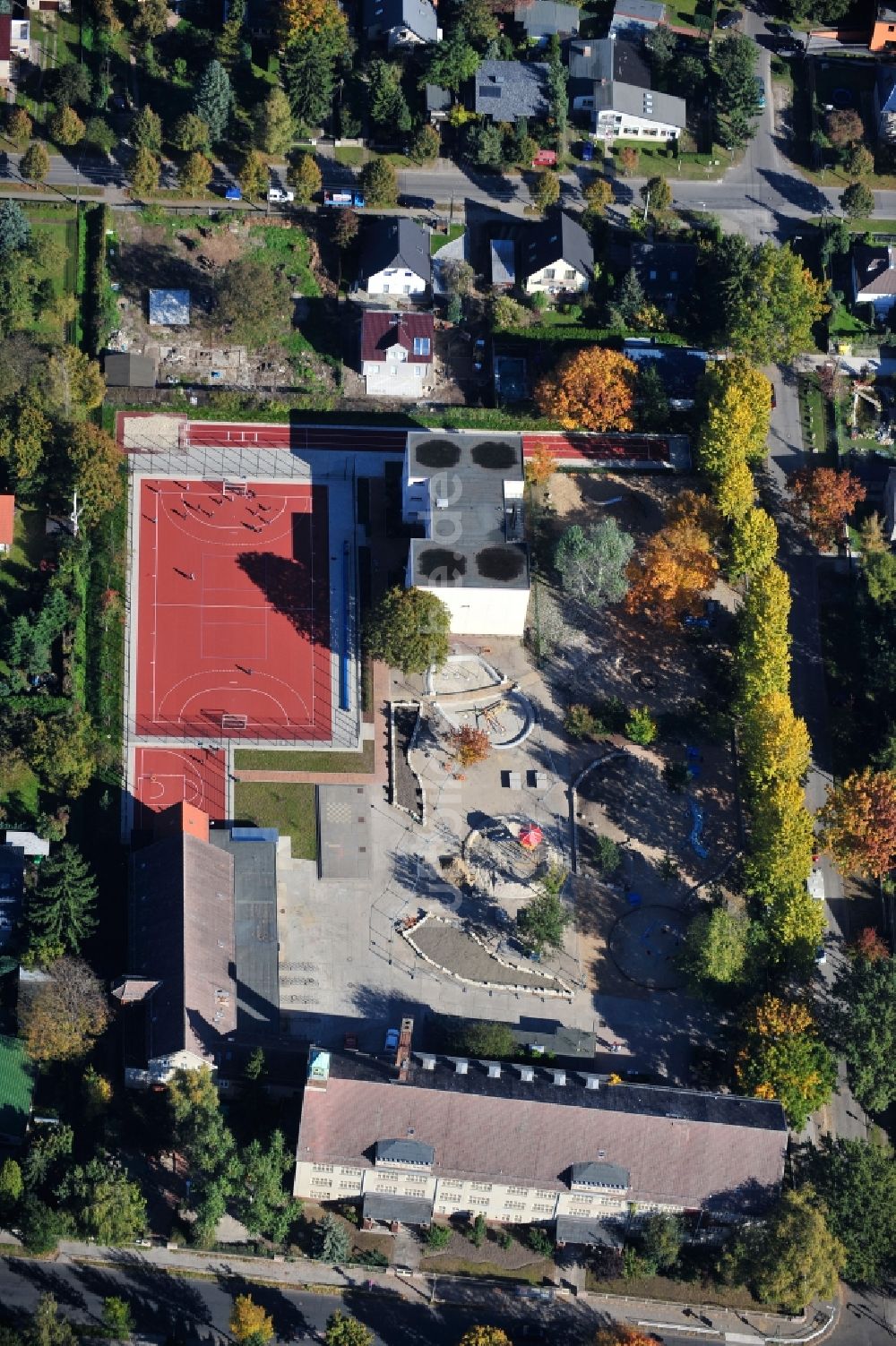 Luftbild Berlin - Einfamilienhaus- Neubau im Wohngebiet der Einfamilienhaus- Siedlung im Ortsteil Kaulsdorf in Berlin, Deutschland