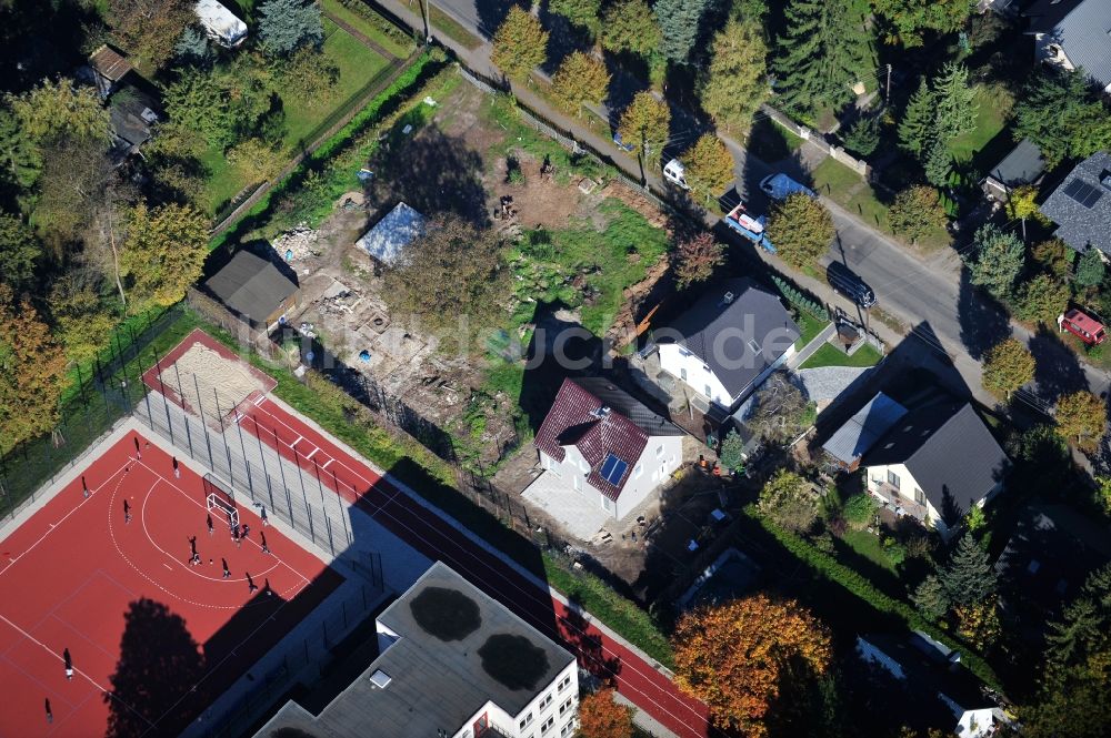 Berlin aus der Vogelperspektive: Einfamilienhaus- Neubau im Wohngebiet der Einfamilienhaus- Siedlung im Ortsteil Kaulsdorf in Berlin, Deutschland