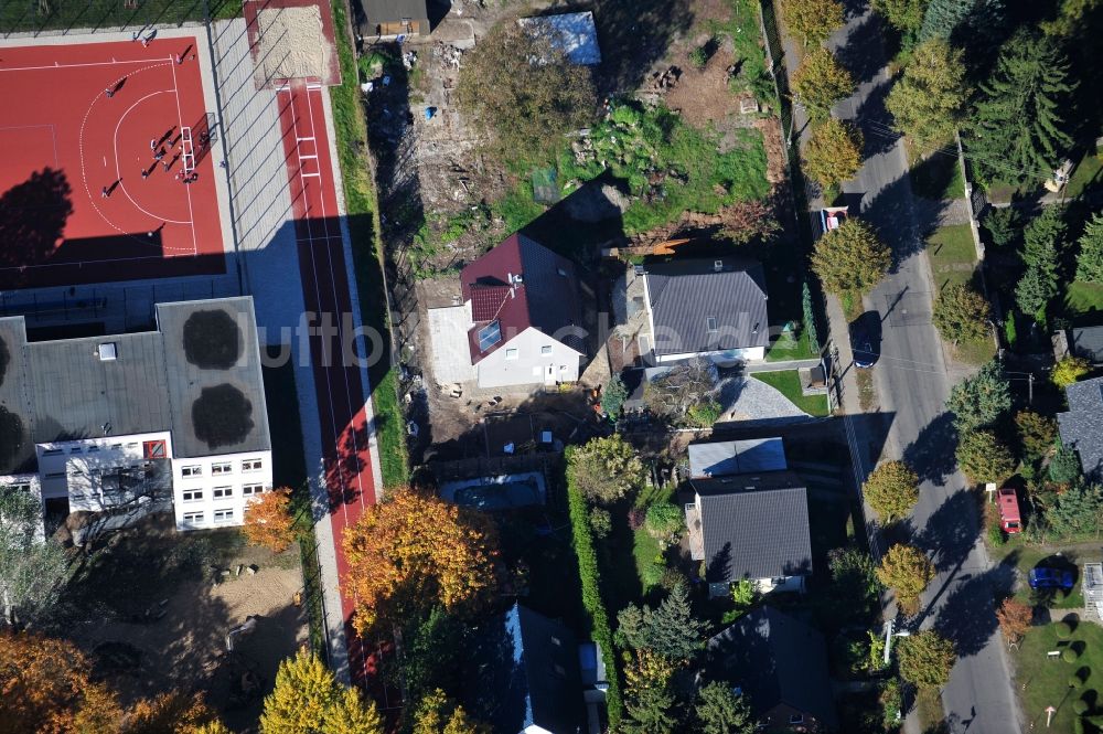 Luftaufnahme Berlin - Einfamilienhaus- Neubau im Wohngebiet der Einfamilienhaus- Siedlung im Ortsteil Kaulsdorf in Berlin, Deutschland