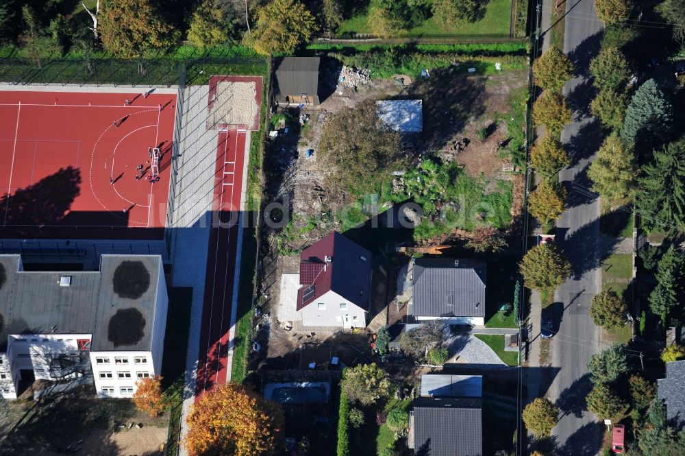 Berlin aus der Vogelperspektive: Einfamilienhaus- Neubau im Wohngebiet der Einfamilienhaus- Siedlung im Ortsteil Kaulsdorf in Berlin, Deutschland