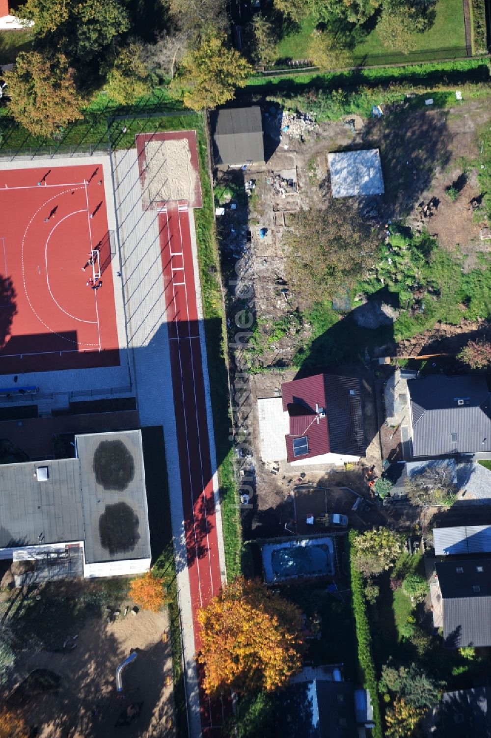 Luftaufnahme Berlin - Einfamilienhaus- Neubau im Wohngebiet der Einfamilienhaus- Siedlung im Ortsteil Kaulsdorf in Berlin, Deutschland