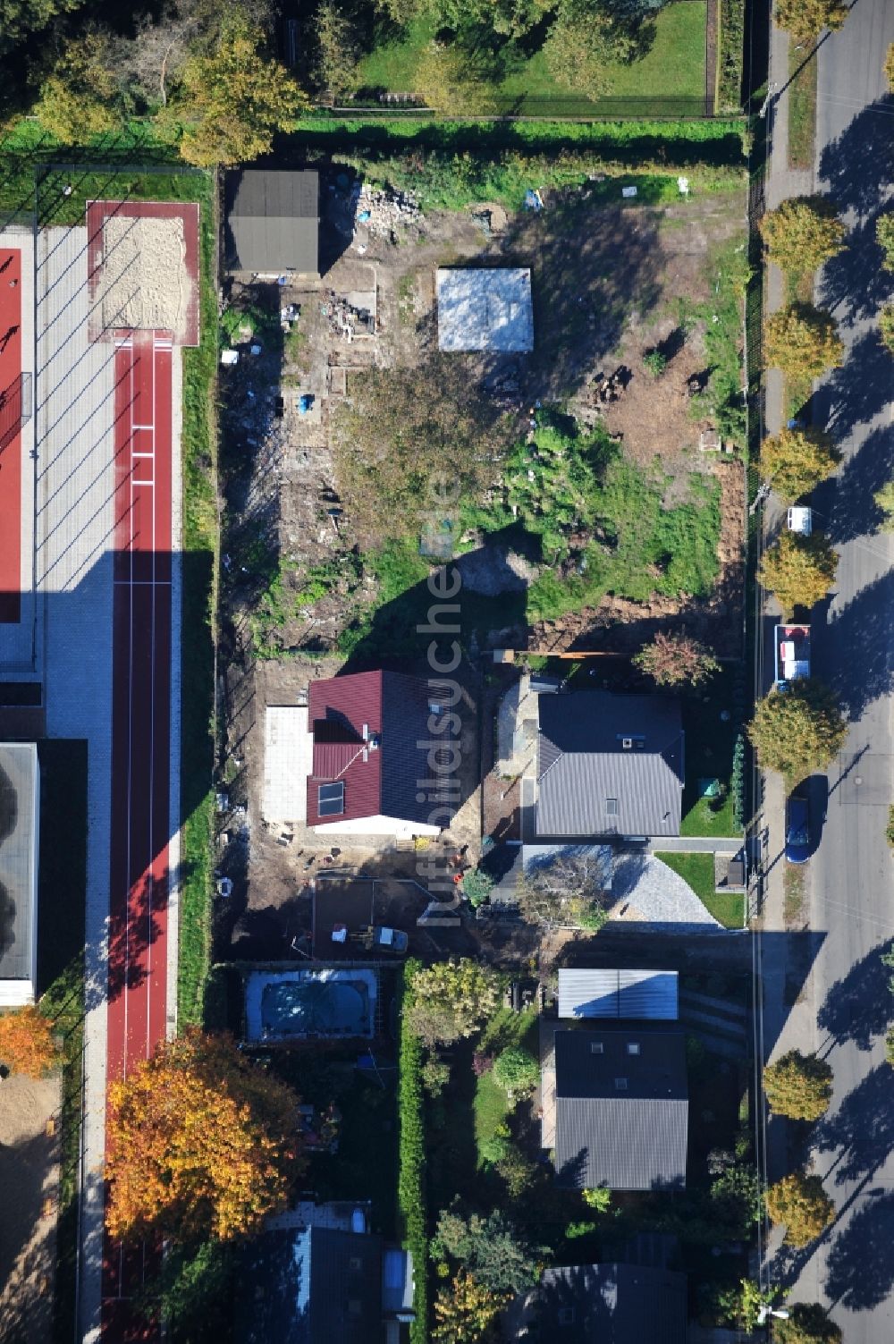 Berlin aus der Vogelperspektive: Einfamilienhaus- Neubau im Wohngebiet der Einfamilienhaus- Siedlung im Ortsteil Kaulsdorf in Berlin, Deutschland