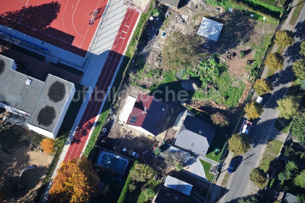 Luftbild Berlin - Einfamilienhaus- Neubau im Wohngebiet der Einfamilienhaus- Siedlung im Ortsteil Kaulsdorf in Berlin, Deutschland