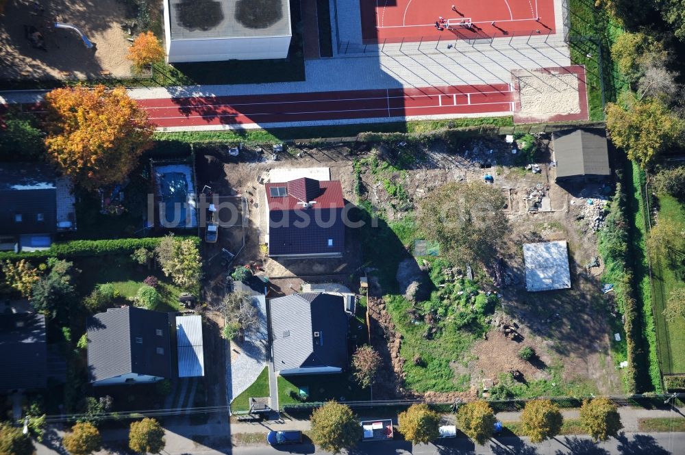 Berlin aus der Vogelperspektive: Einfamilienhaus- Neubau im Wohngebiet der Einfamilienhaus- Siedlung im Ortsteil Kaulsdorf in Berlin, Deutschland