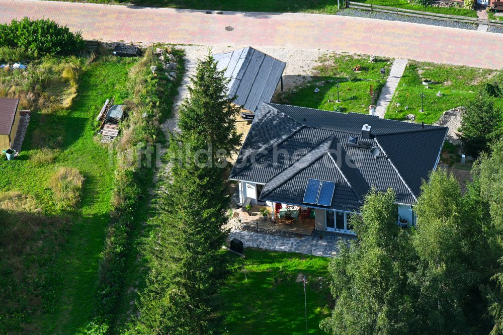 Groß Daberkow aus der Vogelperspektive: Einfamilienhaus- Neubau im Wohngebiet der Einfamilienhaus- Siedlung Zum Pastorhaus in Groß Daberkow im Bundesland Mecklenburg-Vorpommern, Deutschland