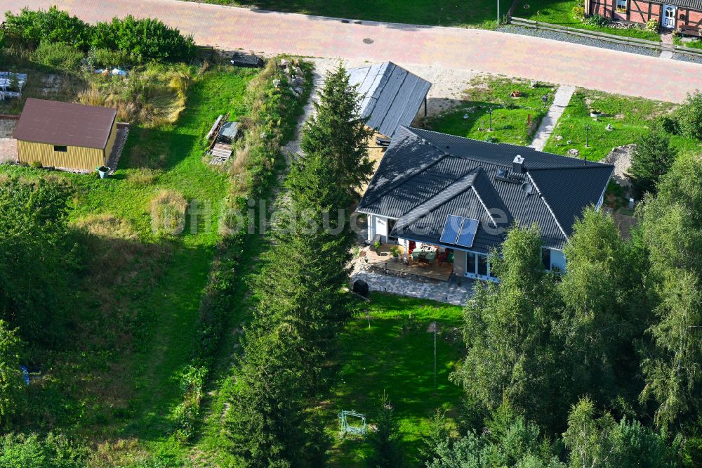 Luftaufnahme Groß Daberkow - Einfamilienhaus- Neubau im Wohngebiet der Einfamilienhaus- Siedlung Zum Pastorhaus in Groß Daberkow im Bundesland Mecklenburg-Vorpommern, Deutschland