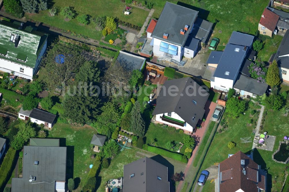 Berlin Mahlsdorf aus der Vogelperspektive: Einfamilienhaus - Siedlung an der Bausdorfstraße Ecke Hosemannstraße in Berlin Mahlsdorf