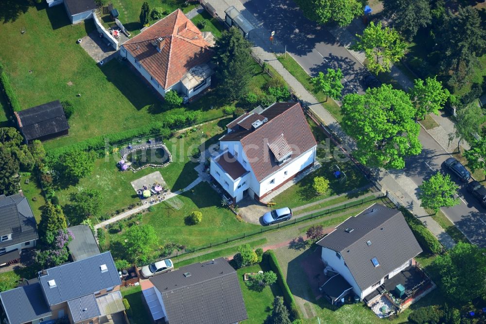 Luftaufnahme Berlin Mahlsdorf - Einfamilienhaus - Siedlung an der Bausdorfstraße Ecke Hosemannstraße in Berlin Mahlsdorf