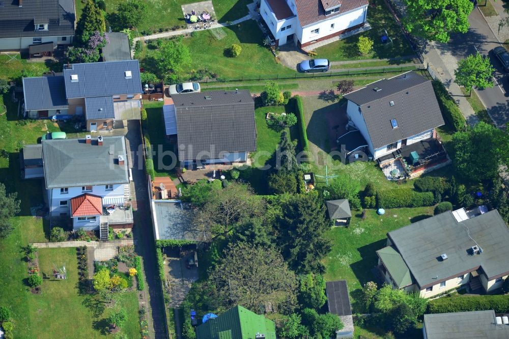 Berlin Mahlsdorf von oben - Einfamilienhaus - Siedlung an der Bausdorfstraße Ecke Hosemannstraße in Berlin Mahlsdorf