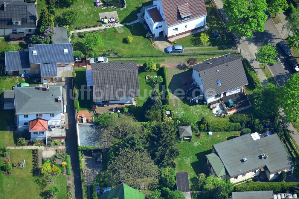 Berlin Mahlsdorf aus der Vogelperspektive: Einfamilienhaus - Siedlung an der Bausdorfstraße Ecke Hosemannstraße in Berlin Mahlsdorf