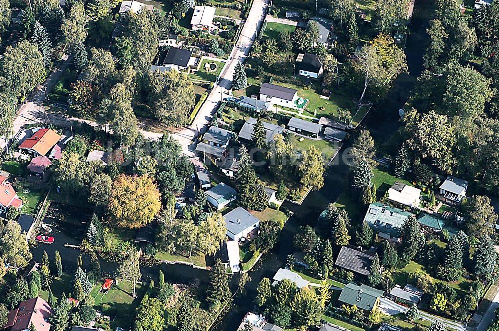 Berlin / Köpenick aus der Vogelperspektive: Einfamilienhaus-Siedlung am Elster Weg / Lerchenweg im Hessenwinkel in Rahnsdorf bei Berlin 01.10.2003