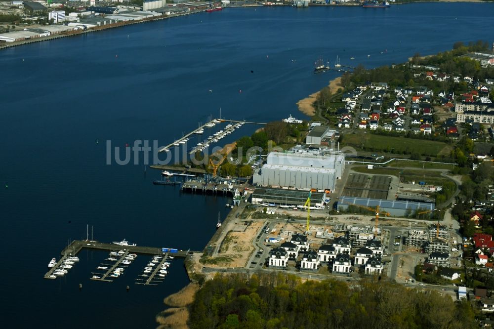 Rostock von oben - Einfamilienhaus- Siedlung am Gehlsdorfer Warnowufer in Rostock im Bundesland Mecklenburg-Vorpommern, Deutschland