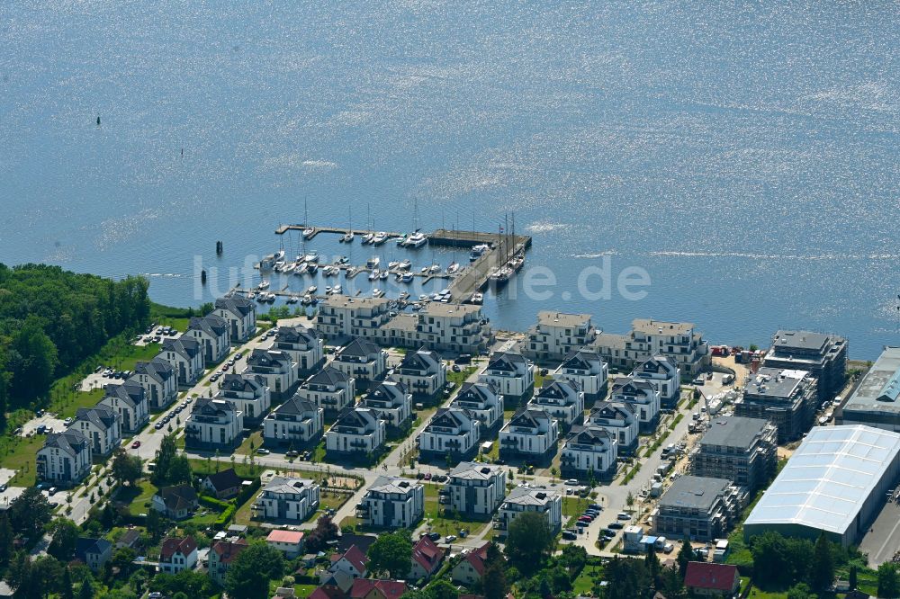 Luftbild Rostock - Einfamilienhaus- Siedlung am Gehlsdorfer Warnowufer in Rostock im Bundesland Mecklenburg-Vorpommern, Deutschland