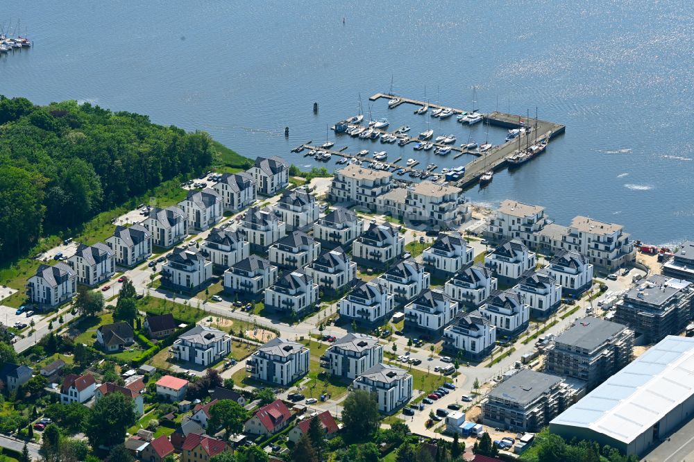 Rostock von oben - Einfamilienhaus- Siedlung am Gehlsdorfer Warnowufer in Rostock im Bundesland Mecklenburg-Vorpommern, Deutschland