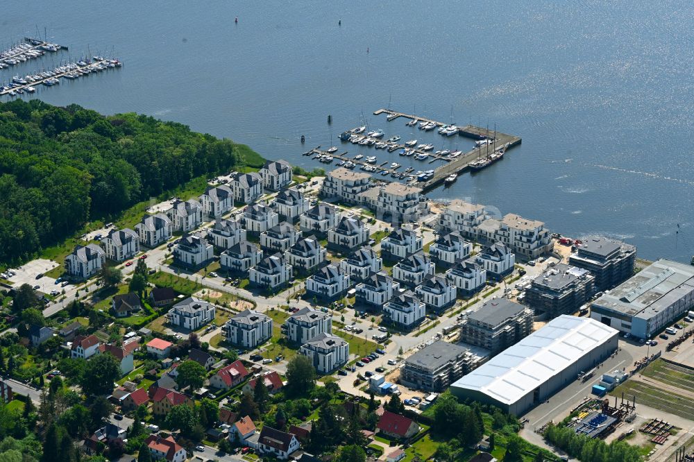 Rostock aus der Vogelperspektive: Einfamilienhaus- Siedlung am Gehlsdorfer Warnowufer in Rostock im Bundesland Mecklenburg-Vorpommern, Deutschland