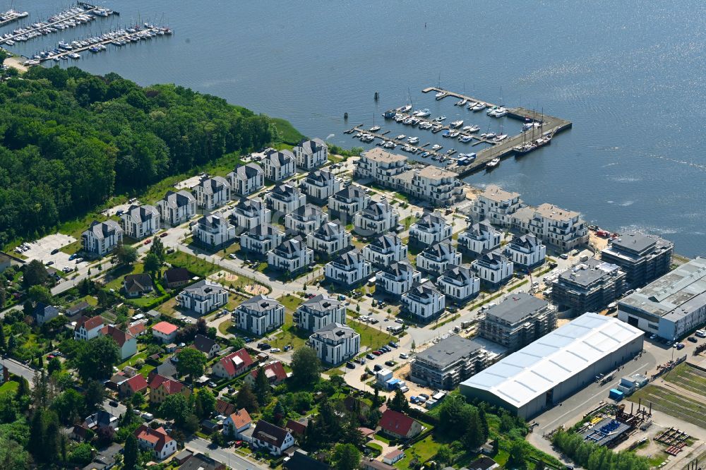 Luftbild Rostock - Einfamilienhaus- Siedlung am Gehlsdorfer Warnowufer in Rostock im Bundesland Mecklenburg-Vorpommern, Deutschland