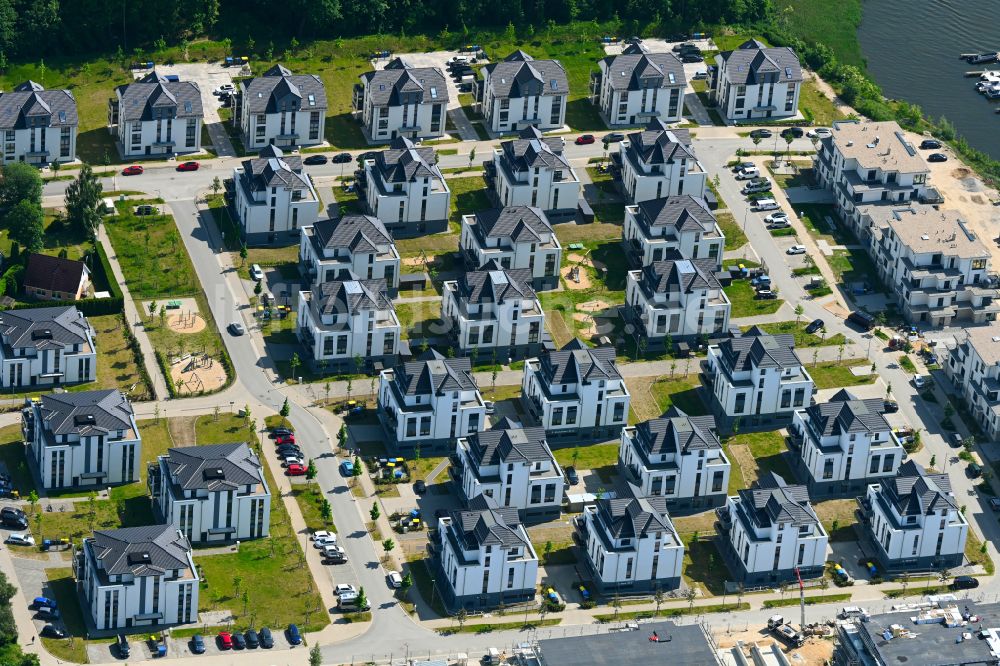 Luftaufnahme Rostock - Einfamilienhaus- Siedlung am Gehlsdorfer Warnowufer in Rostock im Bundesland Mecklenburg-Vorpommern, Deutschland