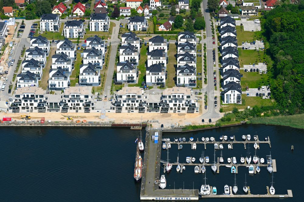 Luftaufnahme Rostock - Einfamilienhaus- Siedlung am Gehlsdorfer Warnowufer in Rostock im Bundesland Mecklenburg-Vorpommern, Deutschland