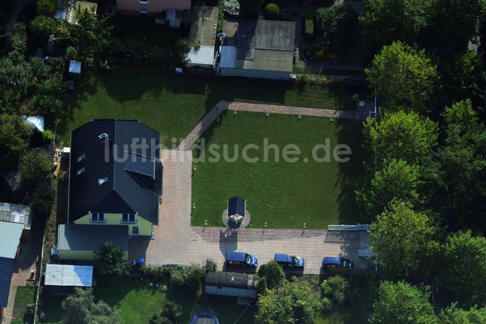 Berlin Karow von oben - Einfamilienhaus Siedlung am Hubertusdamm in Berlin - Karow