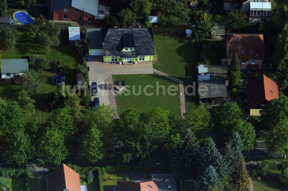 Luftaufnahme Berlin Karow - Einfamilienhaus Siedlung am Hubertusdamm in Berlin - Karow