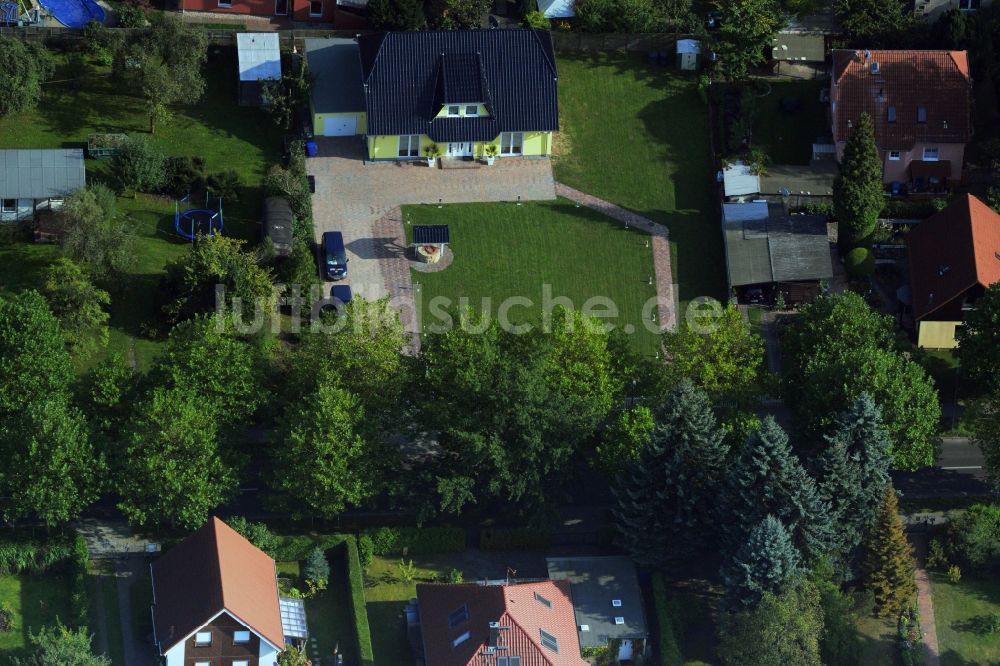 Berlin Karow aus der Vogelperspektive: Einfamilienhaus Siedlung am Hubertusdamm in Berlin - Karow