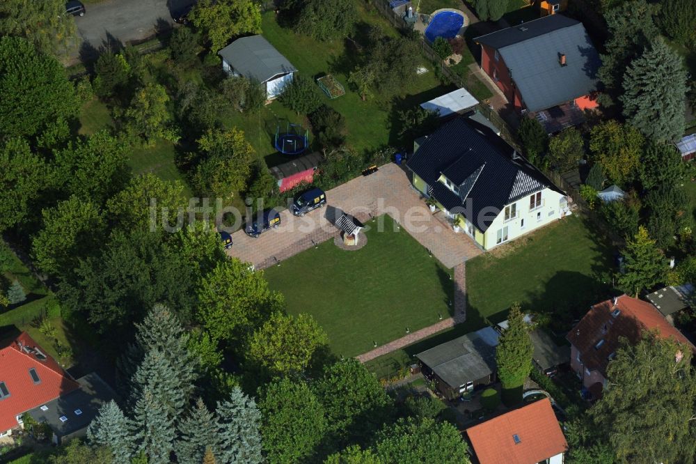 Luftbild Berlin Karow - Einfamilienhaus Siedlung am Hubertusdamm in Berlin - Karow