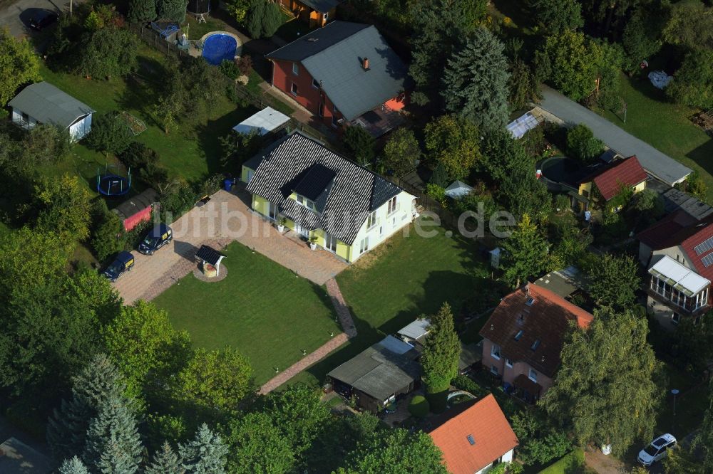 Berlin Karow von oben - Einfamilienhaus Siedlung am Hubertusdamm in Berlin - Karow