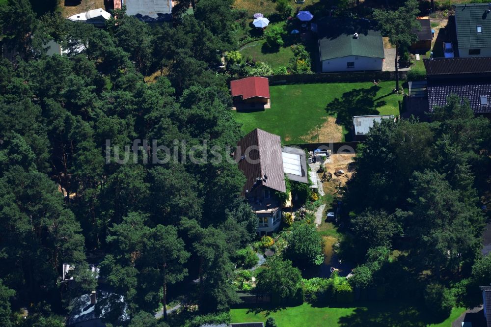 Berlin von oben - Einfamilienhaus - Wohngebiet an der Duchrother Straße in Berlin Müggelheim