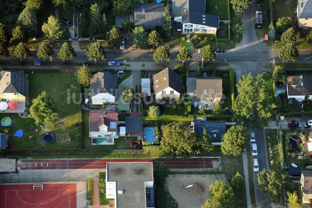 Berlin von oben - Einfamilienhaus Wohngebiet der Einfamilienhaus- Siedlung im Ortsteil Kaulsdorf in Berlin, Deutschland