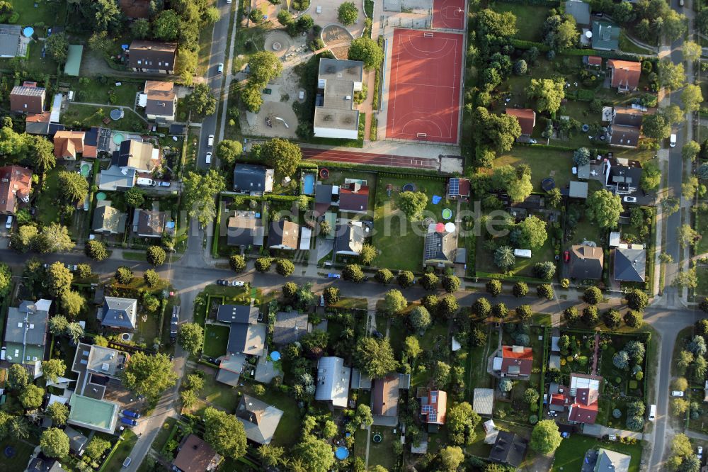 Berlin aus der Vogelperspektive: Einfamilienhaus Wohngebiet der Einfamilienhaus- Siedlung im Ortsteil Kaulsdorf in Berlin, Deutschland