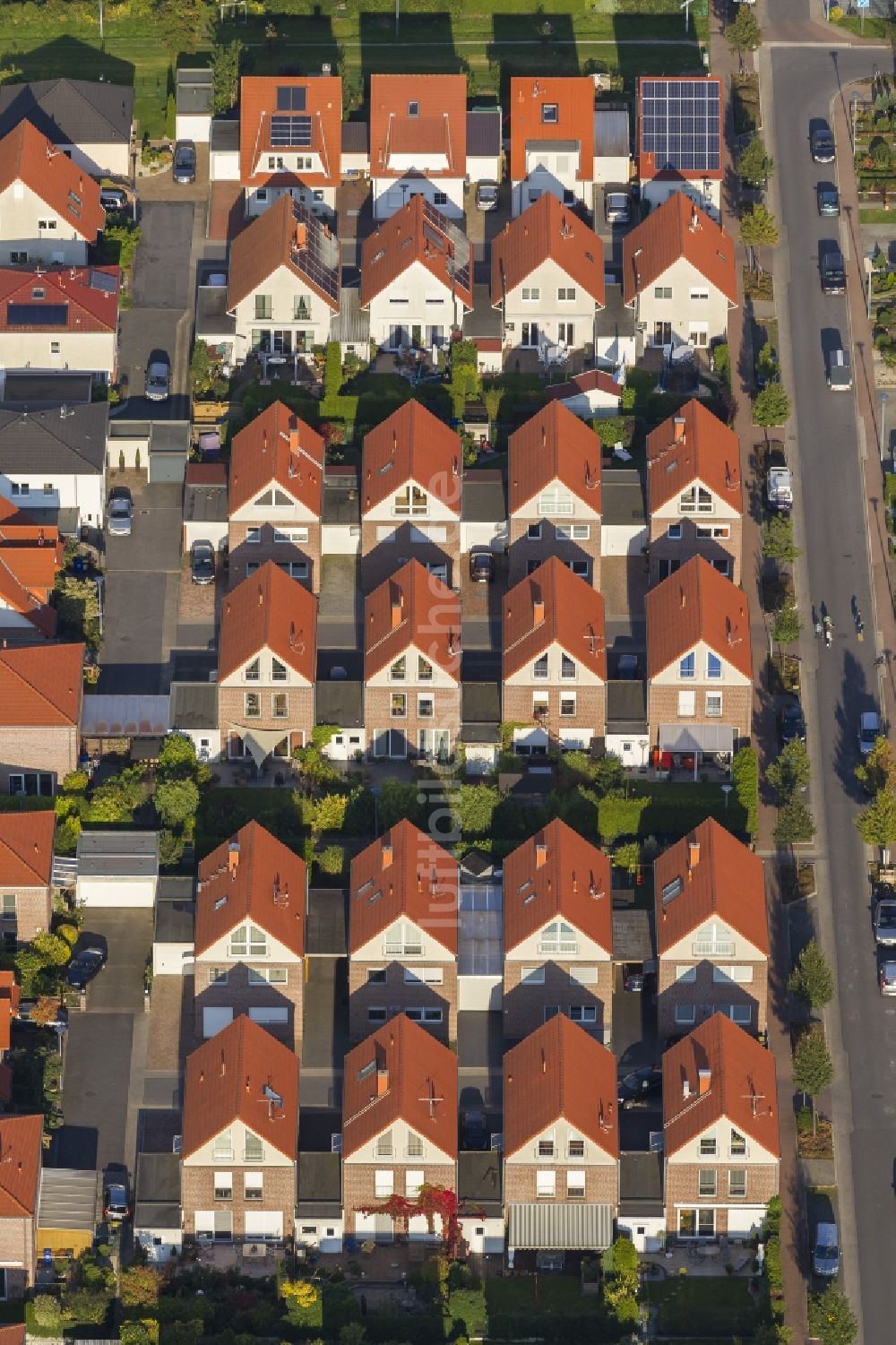 Gladbeck von oben - Einfamilienhaus- Wohngebiet mit Neubau- Reihenhausbauten an der Berliner Straße und Albert-Einstein-Straße in Gladbeck im Bundesland Nordrhein-Westfalen NRW