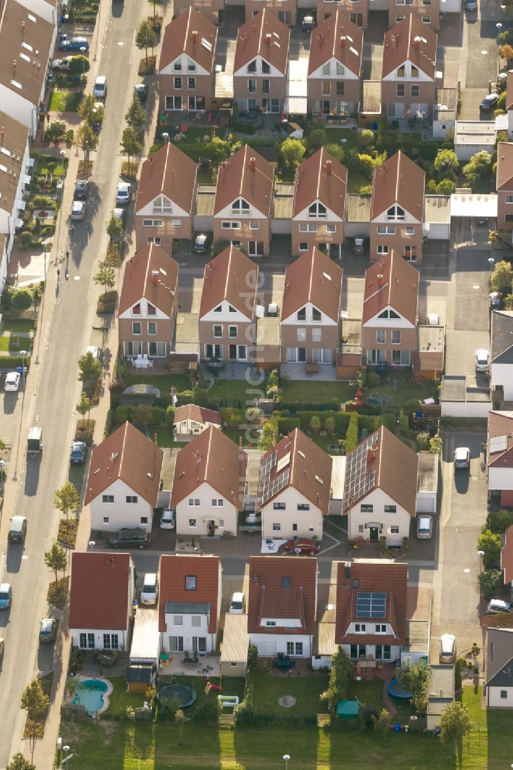 Luftaufnahme Gladbeck - Einfamilienhaus- Wohngebiet mit Neubau- Reihenhausbauten an der Berliner Straße und Albert-Einstein-Straße in Gladbeck im Bundesland Nordrhein-Westfalen NRW