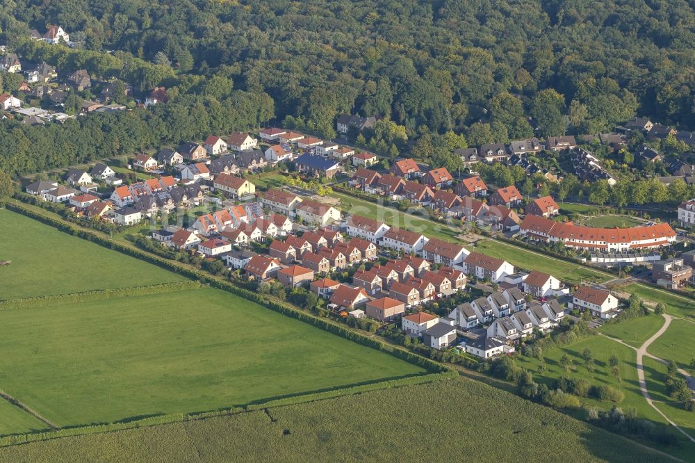 Gladbeck von oben - Einfamilienhaus- Wohngebiet mit Neubau- Reihenhausbauten an der Berliner Straße und Albert-Einstein-Straße in Gladbeck im Bundesland Nordrhein-Westfalen NRW