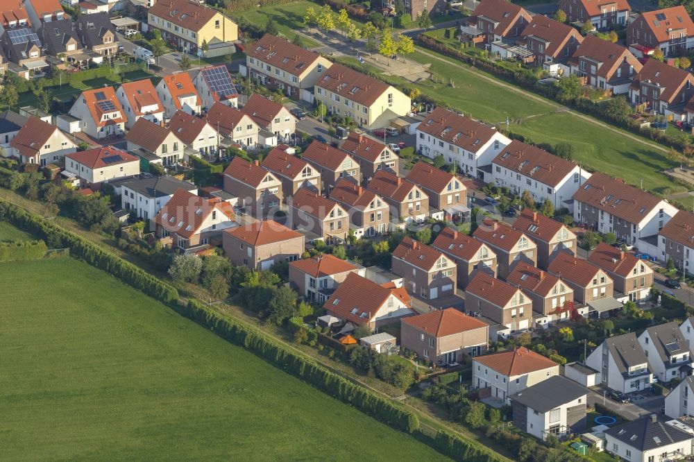 Gladbeck aus der Vogelperspektive: Einfamilienhaus- Wohngebiet mit Neubau- Reihenhausbauten an der Berliner Straße und Albert-Einstein-Straße in Gladbeck im Bundesland Nordrhein-Westfalen NRW