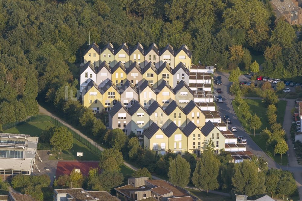 Luftbild Gelsenkirchen - Einfamilienhaus- Wohngebiet mit Neubau- Reihenhausbauten der Solarsiedlung Gelsenkirchen- Bismarck Sonnenhof im Bundesland Nordrhein-Westfalen NRW